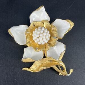 Enamel and Gold Tone Metal Lovely Vintage White Dogwood Flower Pin Brooch RSK